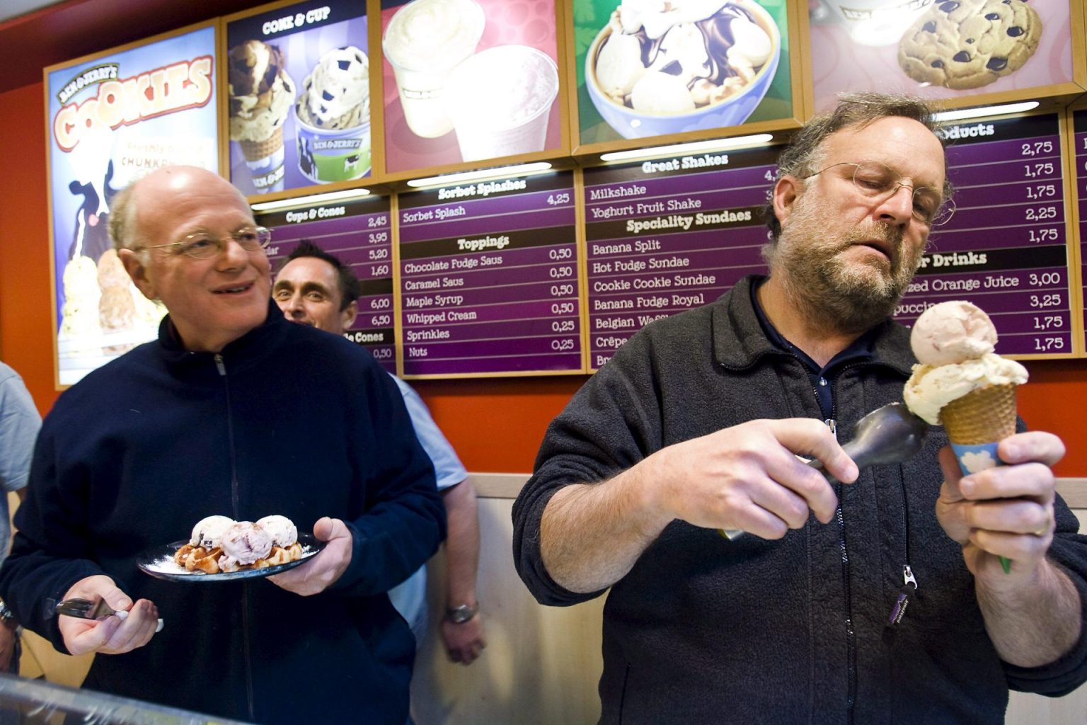 Imagen de archivo de los fundadores estadounidenses de la cadena de heladerías Ben & Jerry's, Ben Cohen (i) y Jerry Greenfield (d). EFE/Ade Johnson