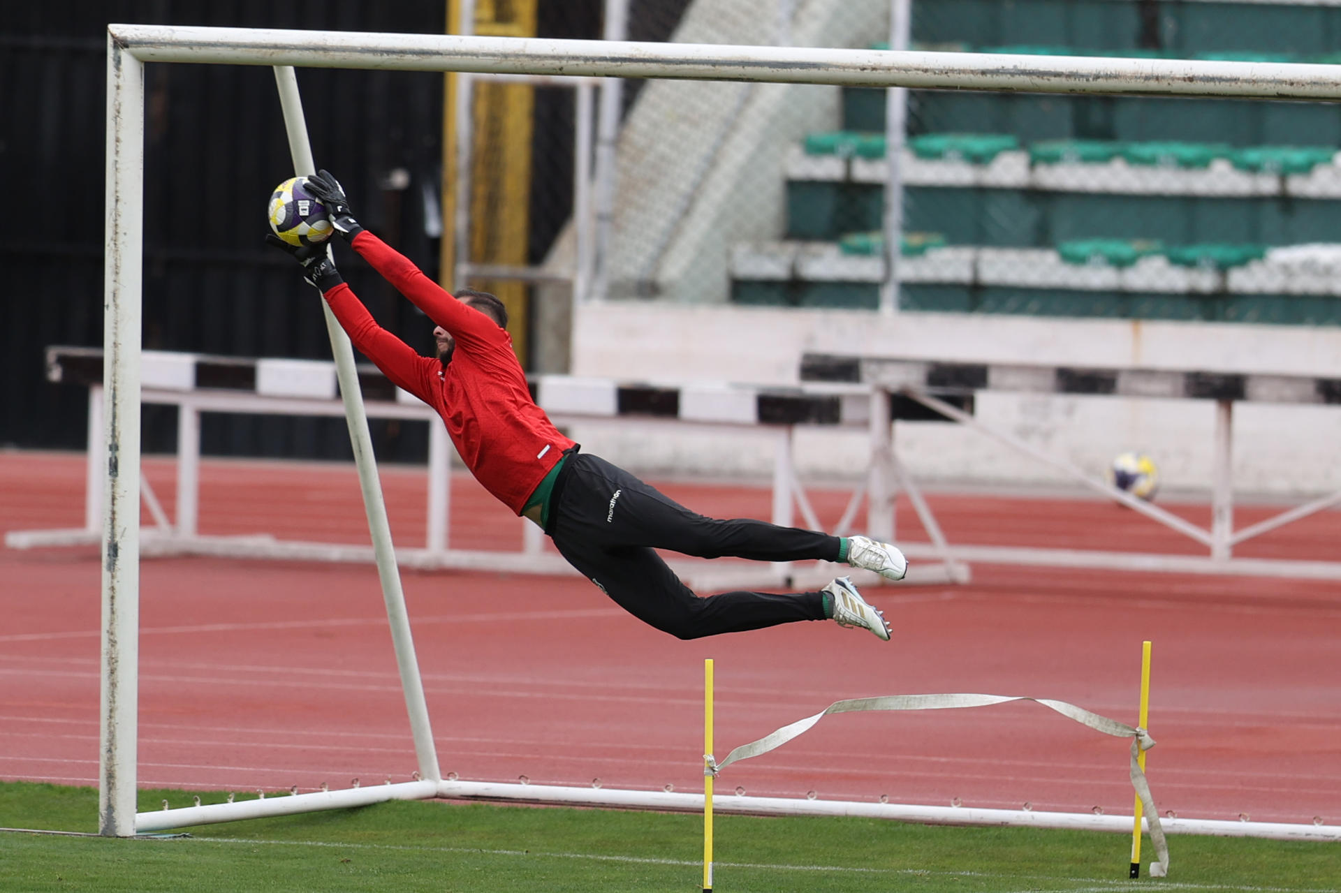 El portero Rodrigo Banegas es exigido este jueves durante la tercera jornada de entrenamientos de la selección de Bolivia en La Paz con miras al partido de eliminatorias del Mundial de 2026 contra Perú en Lima. EFE/ Luis Gandarillas
