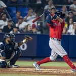 Marcelo Mayer de Medias Rojas de Boston batea este lunes, en un juego de pretemporada previo al inicio de la Temporada 2025 entre Boston Red Sox y Sultanes de Monterrey en el estadio de Béisbol en Monterrey (México). EFE/Miguel Sierra