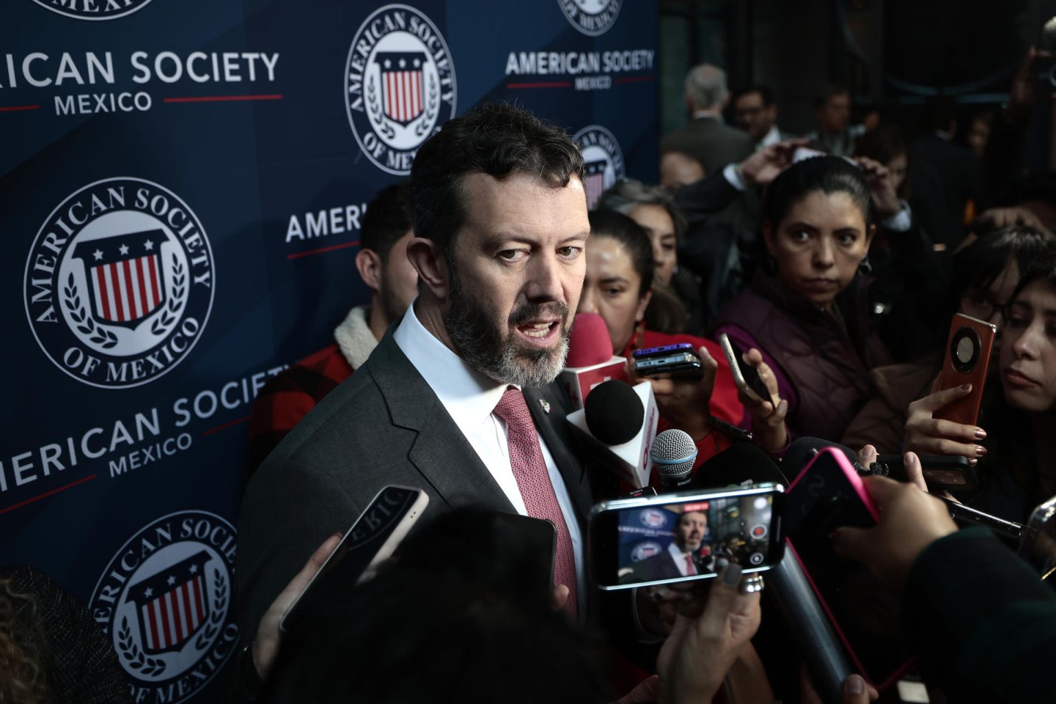 Imagen de archivo del presidente de la American Society of México, Larry Rubin, hablando durante un evento en Ciudad de México (México). EFE/ José Méndez