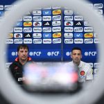 El entrenador de la selección Colombia de fútbol, Néstor Lorenzo (i), habla junto al jugador Kevin Castaño, en Brasilia (Brasil). EFE/ Andre Borges