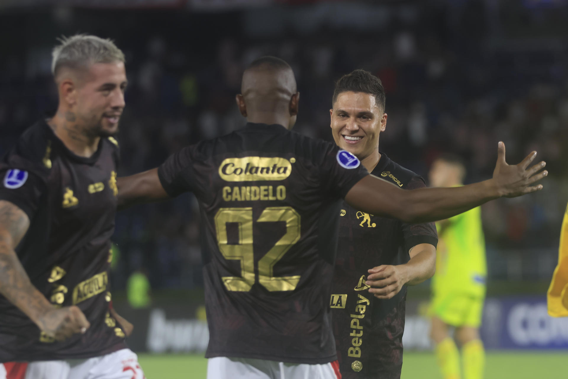 Jugadores de América de Cali celebran este jueves la clasificación a la fase de grupos de la Copa Sudamericana tras derrotar en tanda de penaltis a Junior en el estadio Metropolitano de Barranquilla.  EFE/ Ricardo Maldonado Rozo
