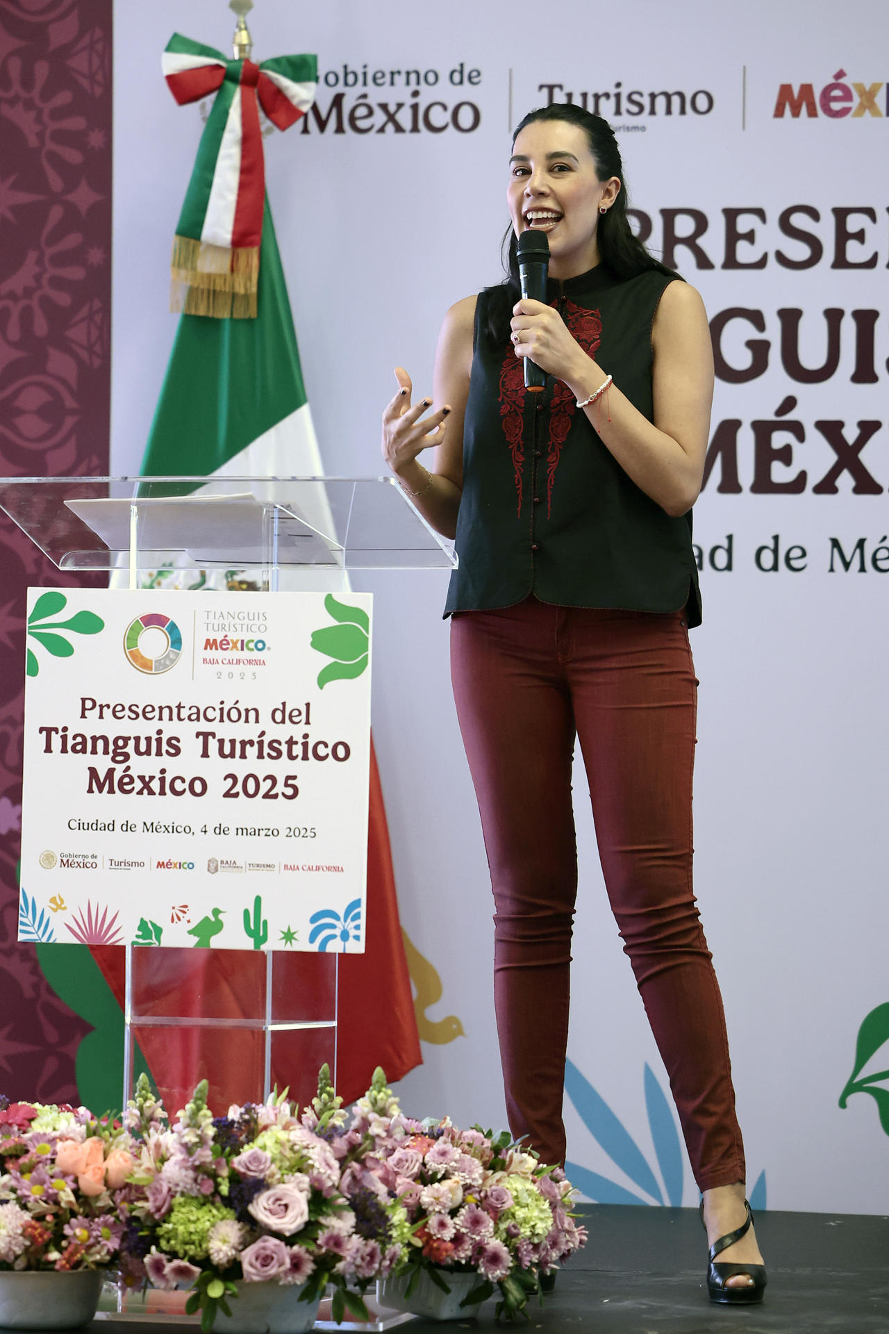 La secretaria de Turismo de México, Josefina Rodríguez Zamora, habla durante una conferencia de prensa este martes, en Ciudad de México (México). EFE/ José Méndez
