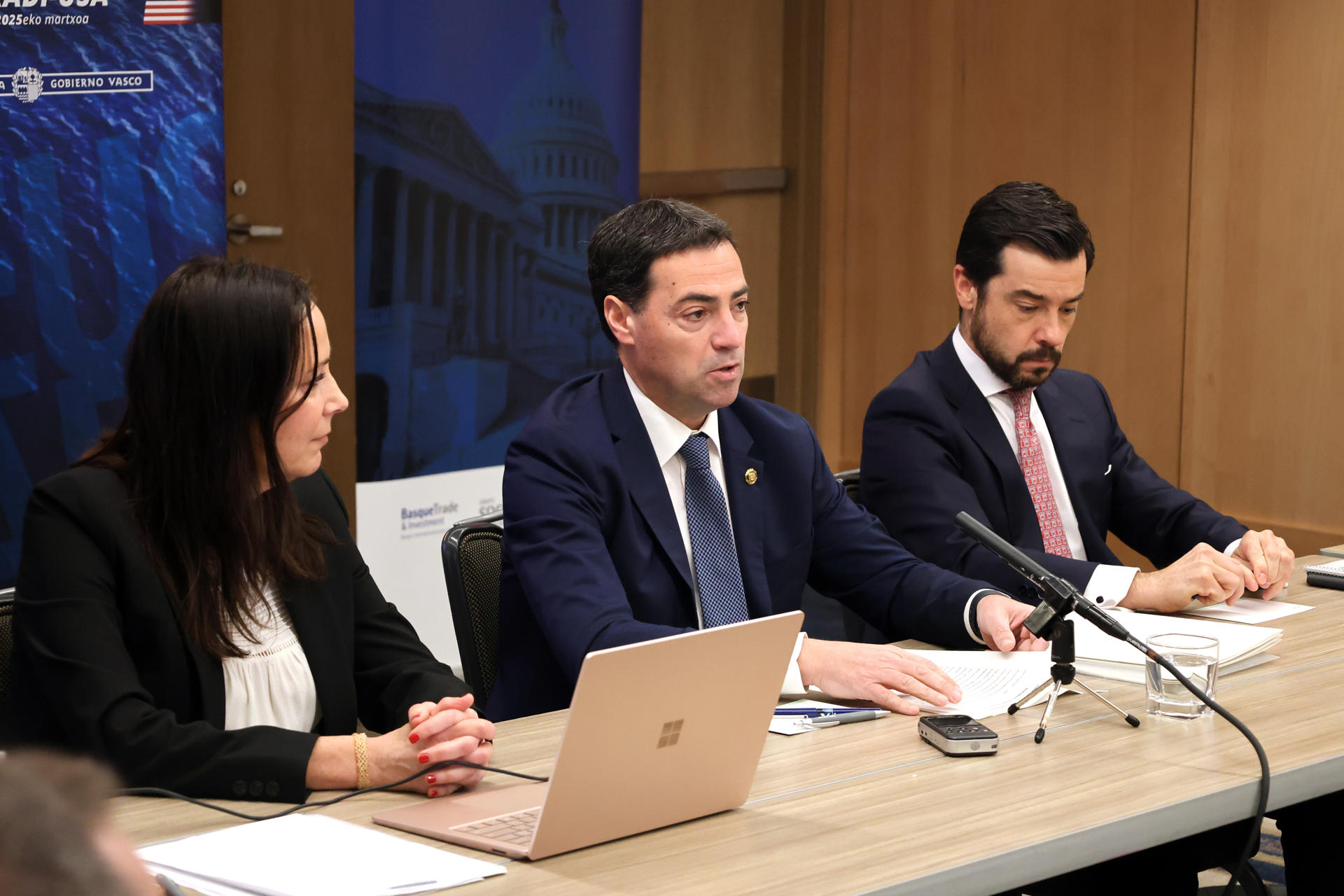 El lehendakari, Imanol Pradales (c), habla junto al secretario general de Acción Exterior y Euskadi Global, Ander Caballero (d), y la directora del Basque Trade and Investement, Jurdana Izaguirre (i), durante un desayuno de trabajo con representantes de empresas vascas del sector aeronáutico celebrado este martes en Washington (EEUU). EFE/Octavio Guzmán
