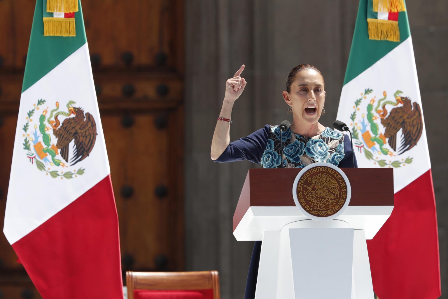 La presidenta de México, Claudia Sheinbaum, habla en una asamblea pública este domingo, en el Zócalo de la Ciudad de México (México). EFE/Mario Guzmán