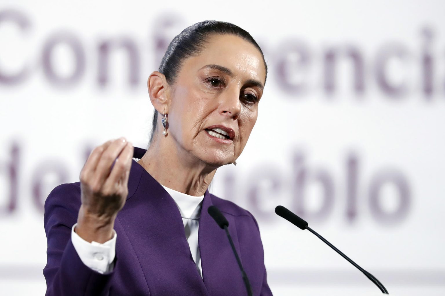 La presidenta de México, Claudia Sheinbaum, habla durante su conferencia matutina este martes, en el Palacio Nacional de la Ciudad de México (México). EFE/ Mario Guzmán