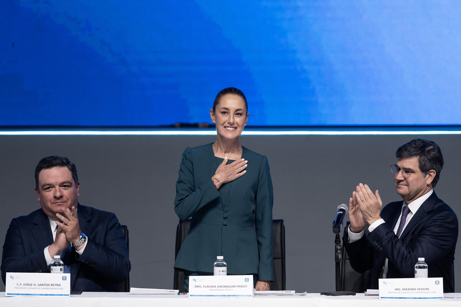 El nuevo titular de la CAINTRA, Jorge Santos Reyna (i); la presidenta de México, Claudia Sheinbaum y el presidente saliente de la Cámara de la Industria de la Transformación de Nuevo León, Máximo Vedoya (d) participan en su asamblea anual este jueves, en la ciudad de Monterrey (México). EFE/ Miguel Sierra
