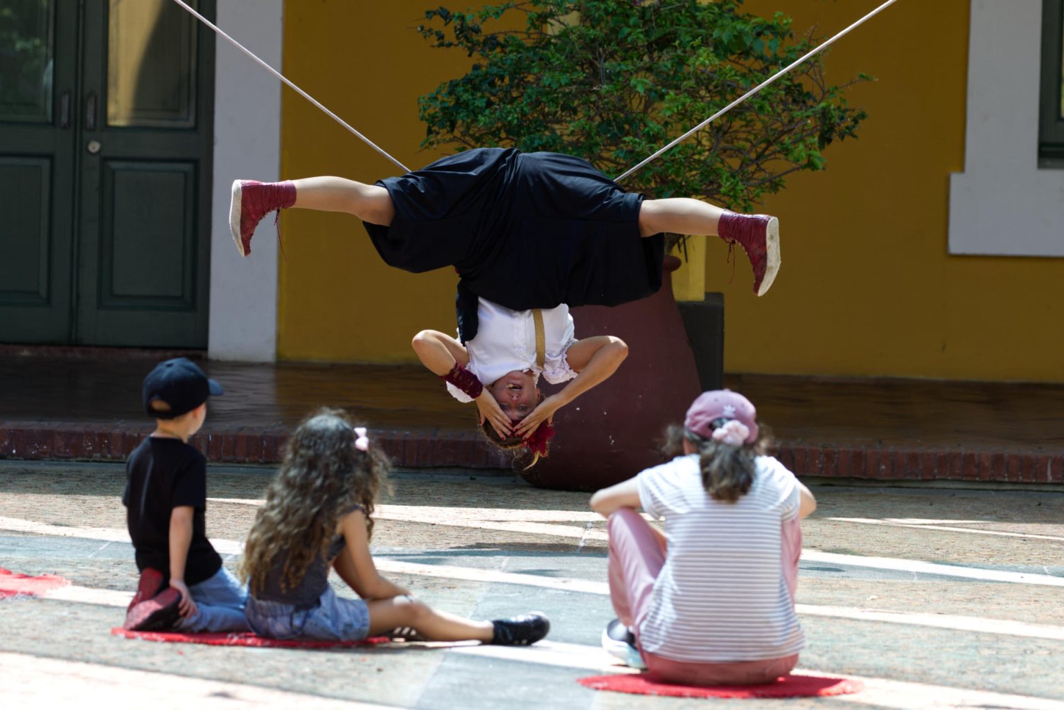 La argentina Espuma Bruma participa en la 10 edición del Circo Fest este sábado, en el viejo San Juan (Puerto Rico). EFE/ Thais Llorca