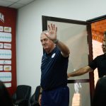 El entrenador de la selección de fútbol de Paraguay, Gustavo Alfaro, llega a la rueda de prensa en el Centro de Alto Rendimiento (Carde), en Ypané. EFE/ Juan Pablo Pino