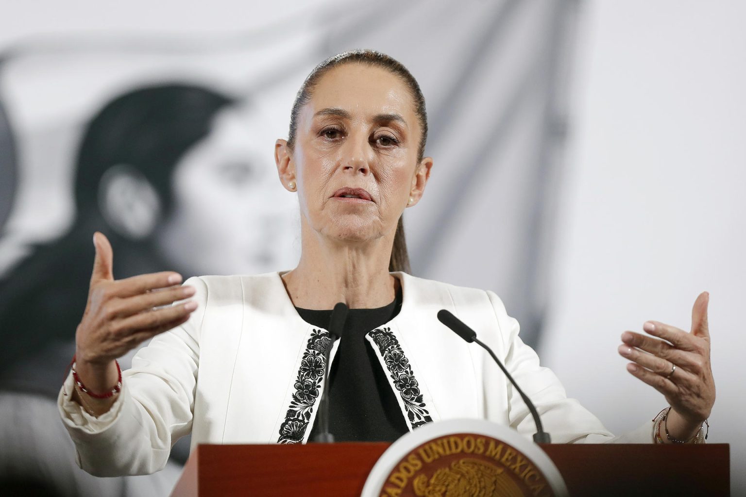 La presidenta de México, Claudia Sheinbaum habla este miércoles durante su conferencia matutina en Palacio Nacional de la Ciudad de México (México). EFE/ Isaac Esquivel