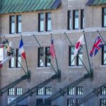 Un trabajador instala las banderas de los países de los ministros de Exteriores del G7 este miércoles, en la fachada de hotel en Charlevoix (Canadá).  EFE/ Julio César Rivas