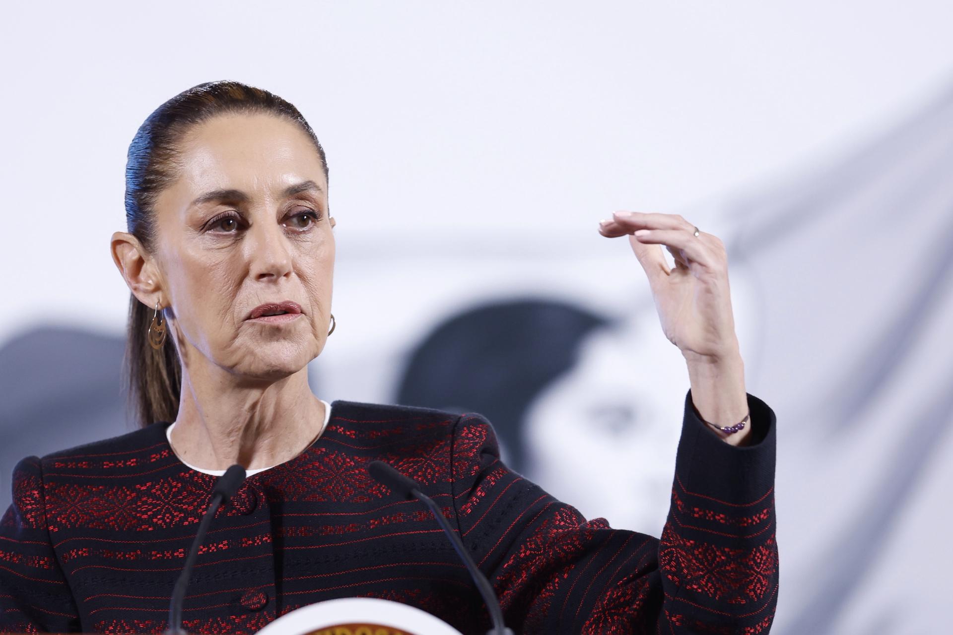 La presidenta de México, Claudia Sheinbaum, participa este viernes durante su conferencia matutina en Palacio Nacional de la Ciudad de México (México). EFE/Sáshenka Gutiérrez
