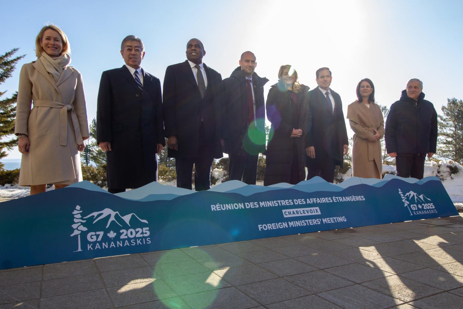 Desde la izquierda la representante de la Unión Europea para Asuntos Exteriores y de Seguridad, Kaja Kallas; el ministro de Asuntos Exteriores de Japón, Takeshi Iwaya; el ministro de Asuntos Exteriores del Reino Unido, David Lammy; el ministro de Asuntos Exteriores y Desarrollo Internacional de Francia, Jean-Noël Barrot; la ministra de Asuntos Exteriores de Canadá, Mélanie Joly; el secretario de Estado de Estados Unidos, Marco Rubio; la ministra de Asuntos Exteriores de Alemania, Annalena Charlotte Alma Baerbock, y el vicepresidente del Consejo de Ministros de Italiana, Antonio Tajani, posan para la tradicional foto de familia este jueves, en Charlevoix (Canadá). EFE/ Julio César Rivas