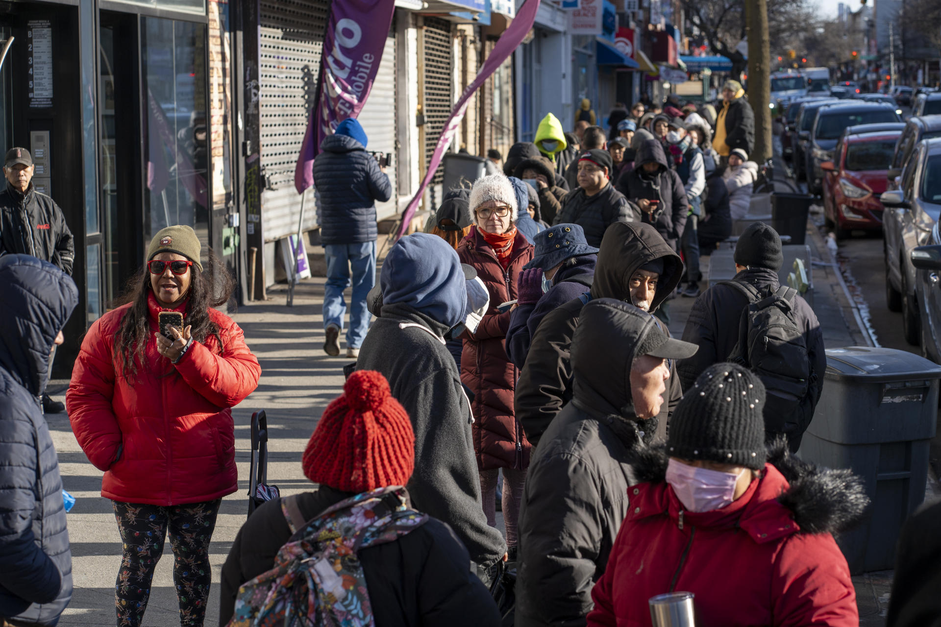 Personas hacen fila para recibir huevos este viernes, en Nueva York (Estados Unidos). EFE/ Angel Colmenares
