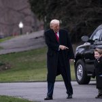 El presidente estadounidense Donald Trump señala al hijo de Elon Musk, X Ã† A-12 (d) en el jardín sur de la Casa Blanca antes de montar en el helicóptero presidencial en Washington, Estados Unidos. EFE/ Al Drago / Pool