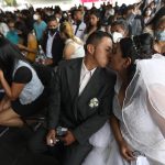 Imagen de archivo de parejas que contraen matrimonio durante una boda colectiva, en la explanada del Palacio Municipal de Nezahualcóyotl, Estado de México (México). EFE/Sáshenka Gutiérrez