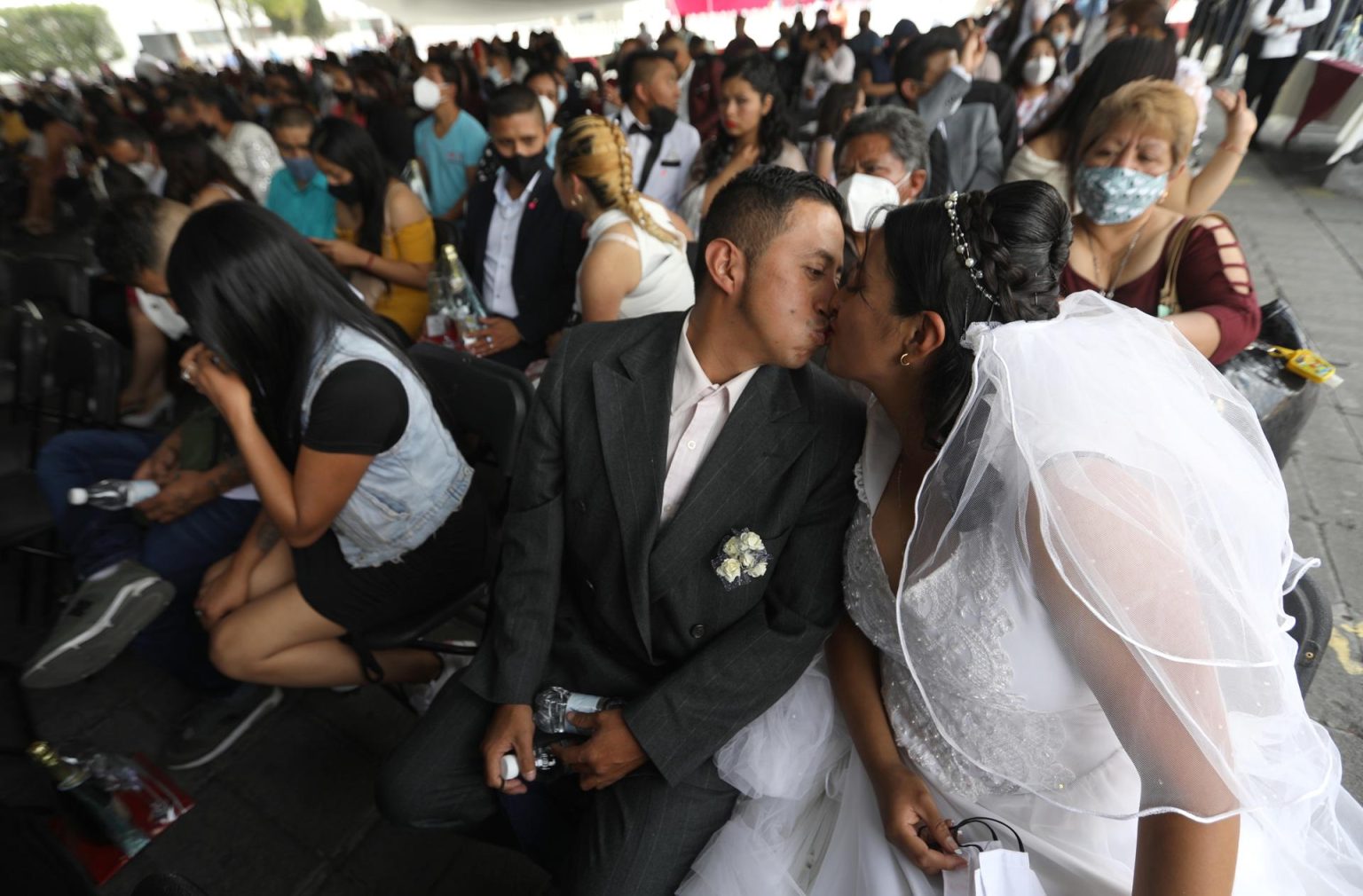 Imagen de archivo de parejas que contraen matrimonio durante una boda colectiva, en la explanada del Palacio Municipal de Nezahualcóyotl, Estado de México (México). EFE/Sáshenka Gutiérrez