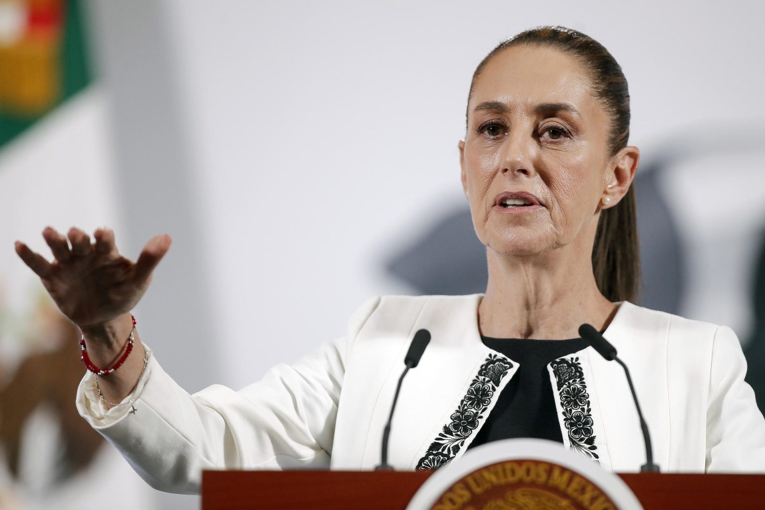 La presidenta de México, Claudia Sheinbaum habla este miércoles durante su conferencia matutina en Palacio Nacional de la Ciudad de México (México). EFE/ Isaac Esquivel