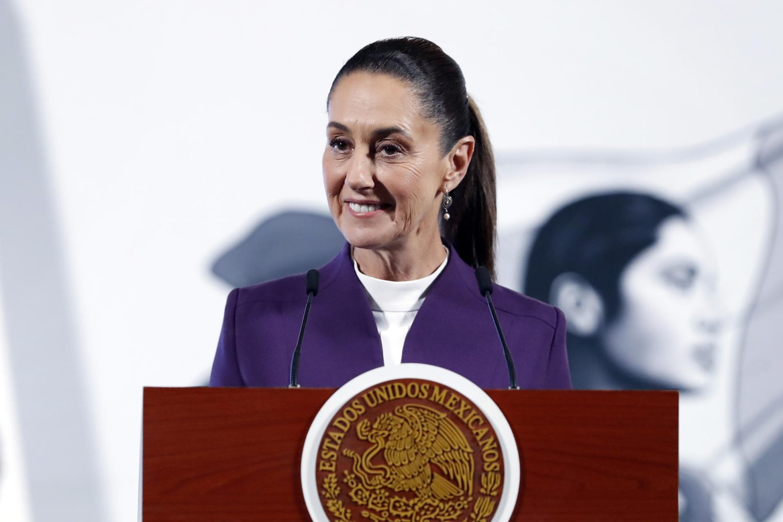 La presidenta de México, Claudia Sheinbaum, habla durante una rueda de prensa este martes, en el Palacio Nacional de Ciudad de México (México). EFE/ Mario Guzmán