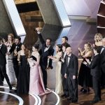 El elenco y el equipo aceptan el Oscar a la Mejor Película por 'Anora' durante la 97a ceremonia anual de los Premios de la Academia en el Dolby Theatre en el barrio de Hollywood de Los Ángeles, California, Estados Unidos, el 2 de marzo de 2025.  EFE/EPA/ALLISON DINNER