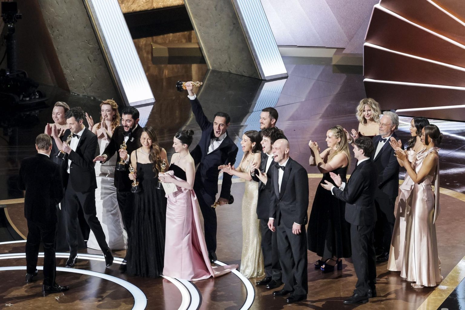 El elenco y el equipo aceptan el Oscar a la Mejor Película por 'Anora' durante la 97a ceremonia anual de los Premios de la Academia en el Dolby Theatre en el barrio de Hollywood de Los Ángeles, California, Estados Unidos, el 2 de marzo de 2025.  EFE/EPA/ALLISON DINNER