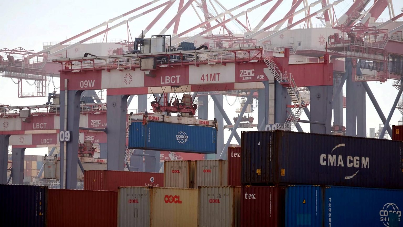 Fotografía de archivo del 3 de diciembre de 2024 de grúas moviendo contenedores en el puerto de Los Ángeles (Estados Unidos). EFE/ Allison Dinner