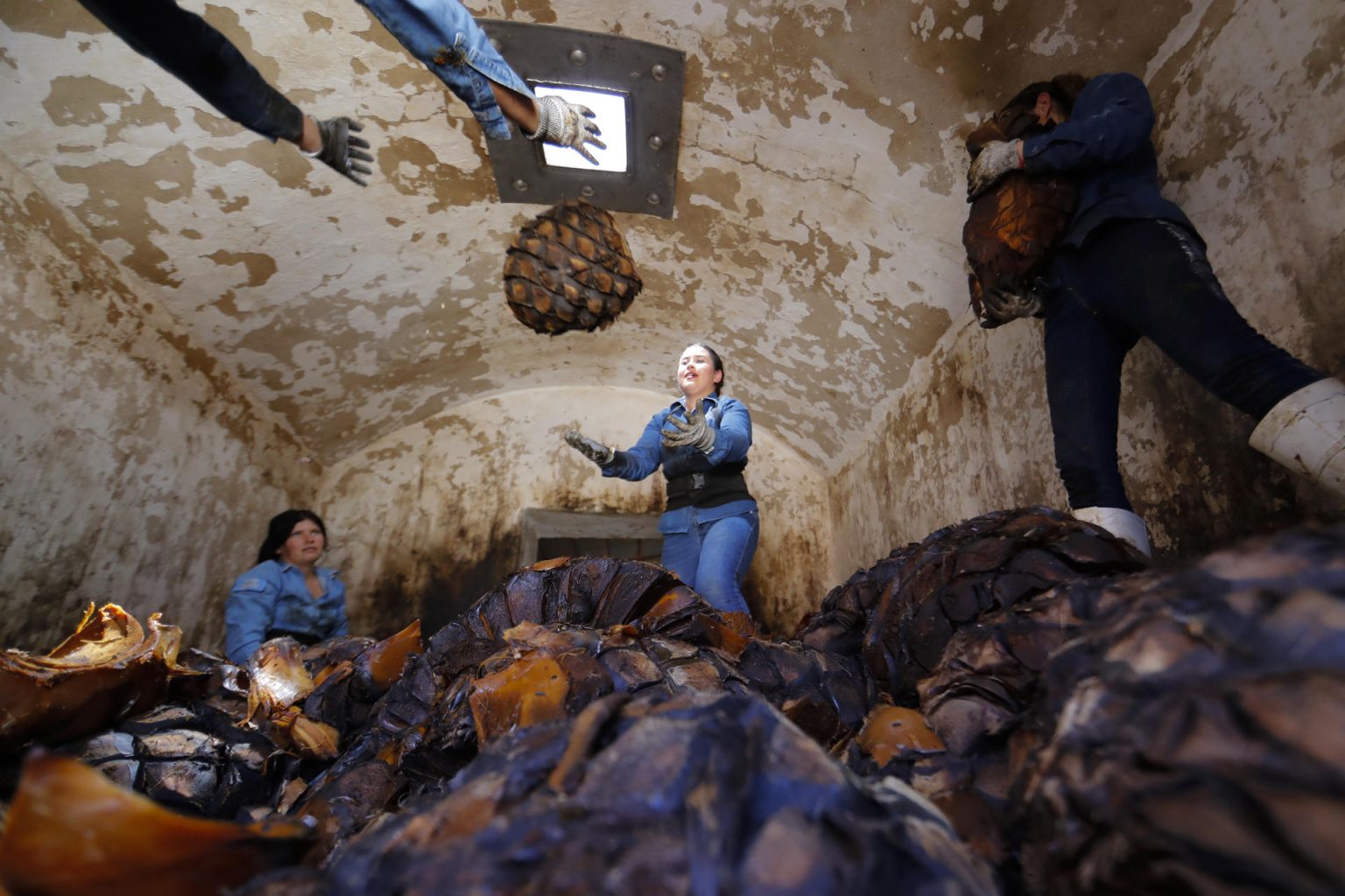 Mujeres trabajan en la destilería de tequila ‘Leyenda de México’ este sábado, en Tepatitlán (México). EFE/ Francisco Guasco