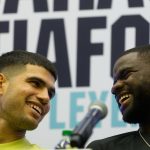 El tenista español, Carlos Alcaraz (i) y el tenista estadounidense, Frances Tiafoe, hablan en una rueda de prensa este sábado, sobre el partido de exhibición 'Batalla de Leyendas' en el Centro de Convenciones en San Juan (Puerto Rico). EFE/ Thais Llorca