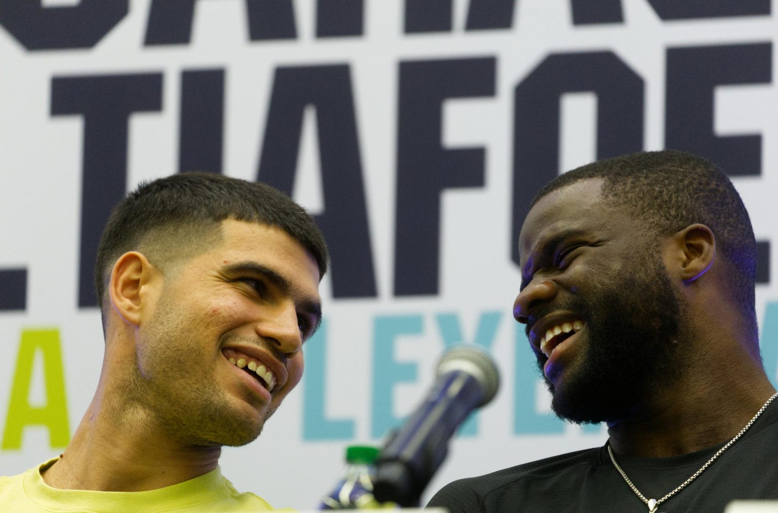 El tenista español, Carlos Alcaraz (i) y el tenista estadounidense, Frances Tiafoe, hablan en una rueda de prensa este sábado, sobre el partido de exhibición 'Batalla de Leyendas' en el Centro de Convenciones en San Juan (Puerto Rico). EFE/ Thais Llorca