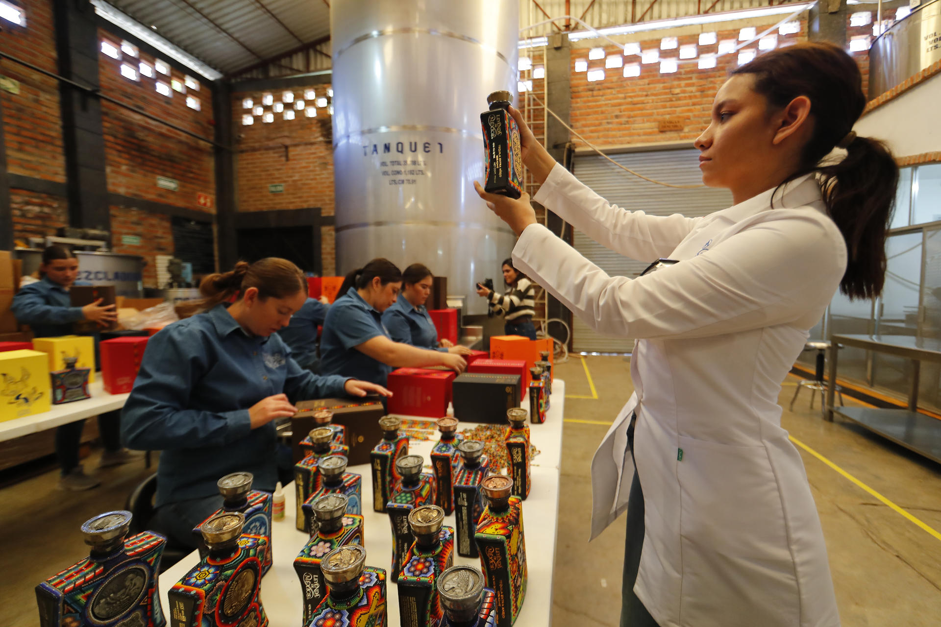 Mujeres trabajan en la destilería de tequila ‘Leyenda de México’ este sábado, en Tepatitlán (México). EFE/ Francisco Guasco
