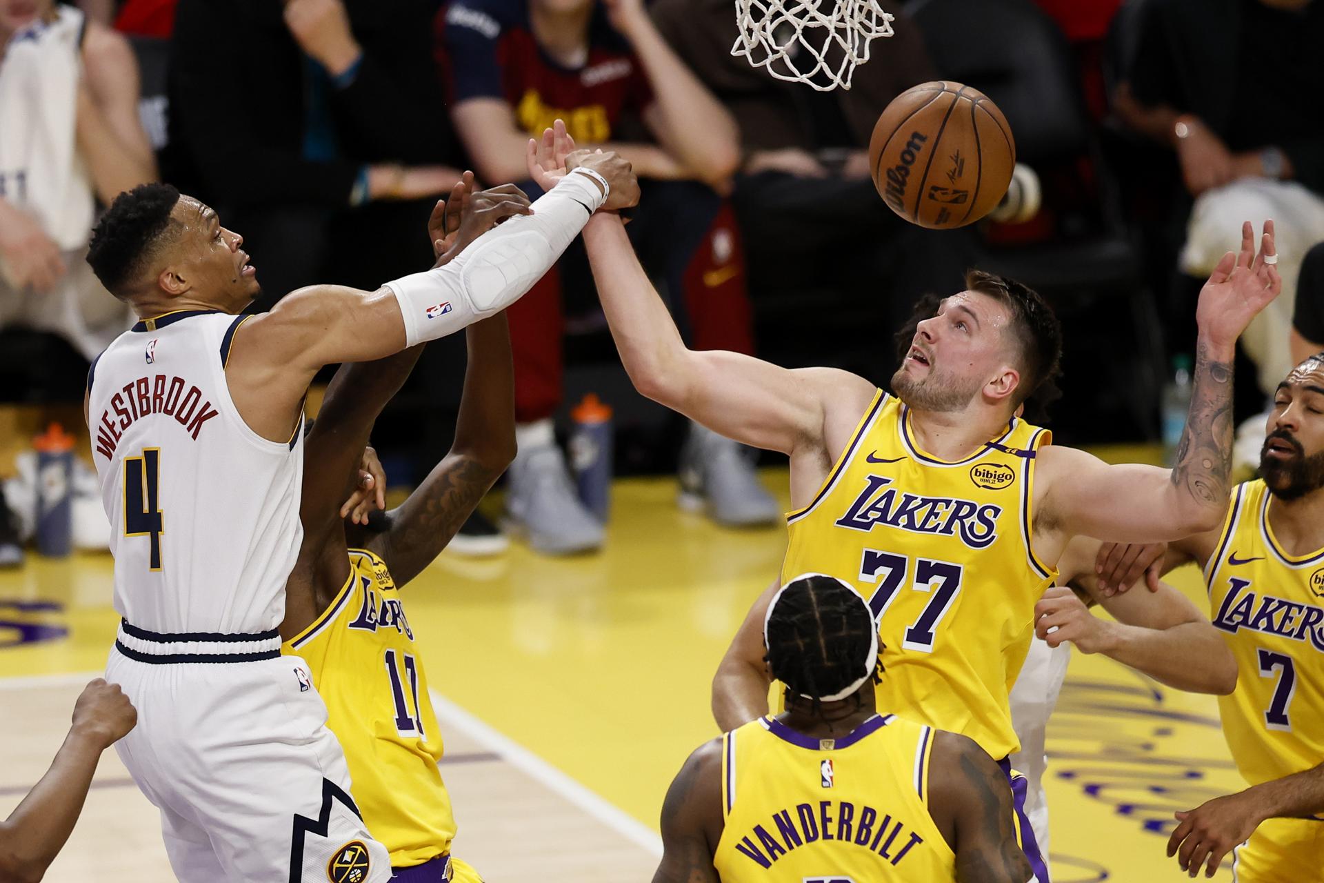 El escolta de Los Angeles Lakers, Luka Doncic (d), bloquea un tiro del escolta de Denver Nuggets, Russell Westbrook (i), durante el partido jugado este jueves Los Ángeles. EFE/EPA/CAROLINE BREHMAN
