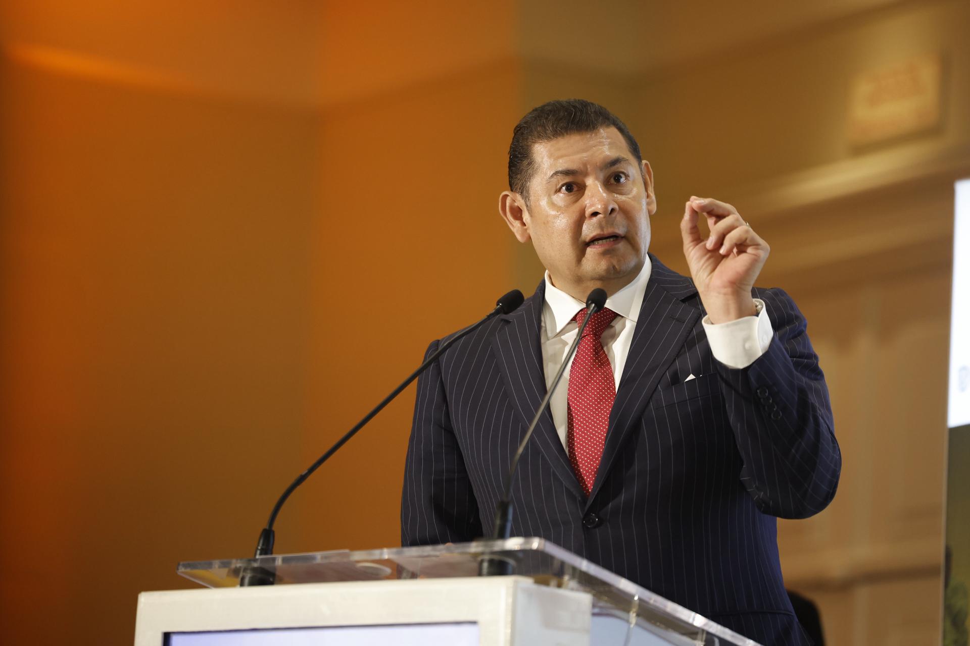 El gobernador de Puebla, Alejandro Armenta, habla durante una rueda de prensa en Ciudad de México (México). EFE/Sáshenka Gutiérrez
