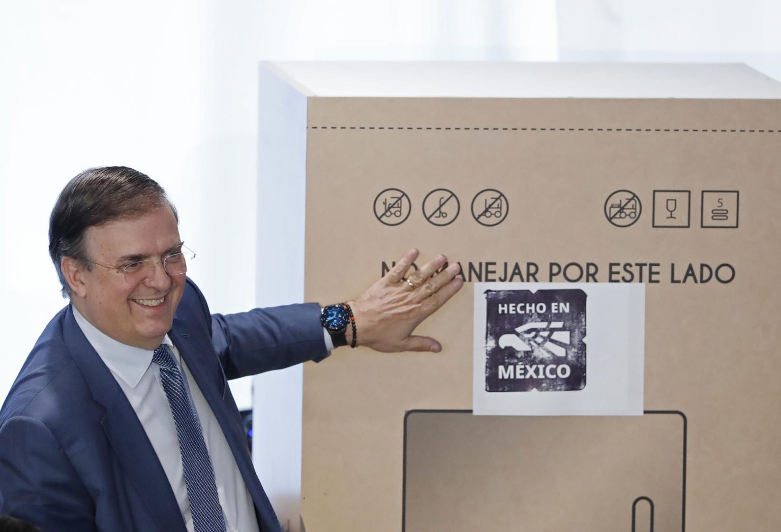 El secretario de Economía, Marcelo Ebrard, habla durante una rueda de prensa este martes en Ciudad de México (México). EFE/Mario Guzmán