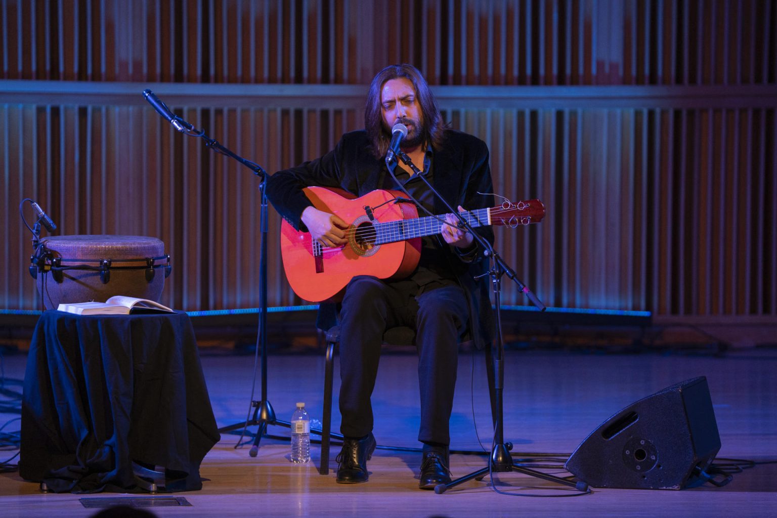 El exponente del flamenco contemporáneo Juan Carmona, se presenta durante un concierto en la sede de CUNY para honrar a Federico García Lorca en el marco del festival de flamenco este miércoles en Nueva York (EE.UU.). EFE/Ángel Colmenares