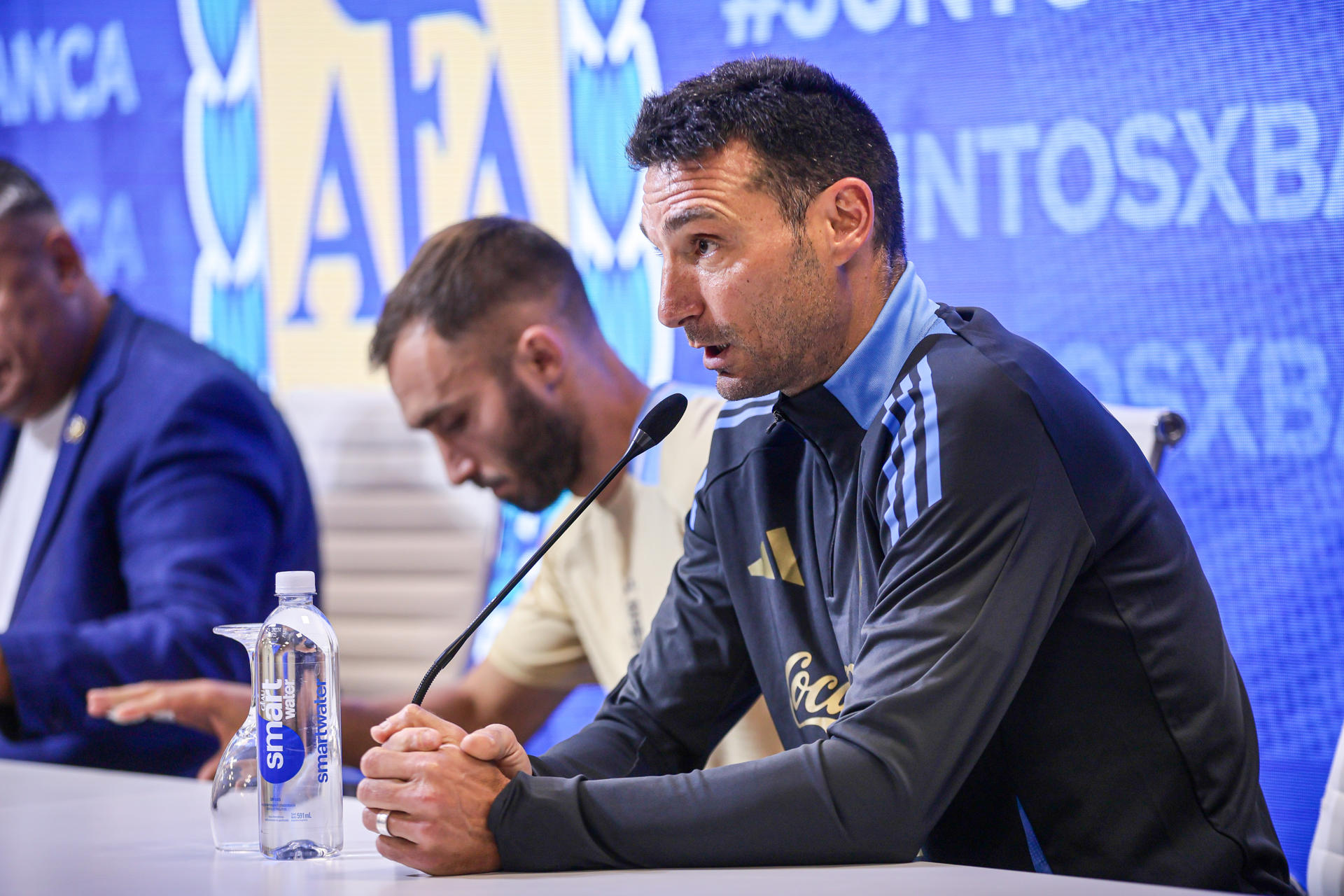 El seleccionador argentino, Lionel Scaloni, habla en una rueda de prensa previo a un entrenamiento en Buenos Aires (Argentina).EFE/ Luciano González
