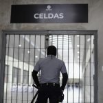 Un guardia observa a los presos, del Centro de Confinamiento para el Terrorismo (Cecot), en Tecoluca (El Salvador). EFE/Rodrigo Sura