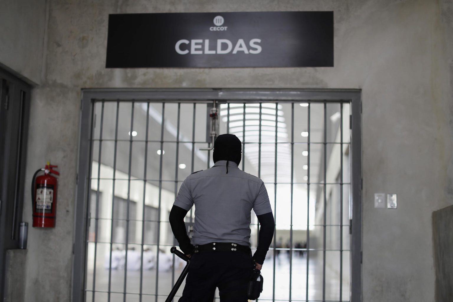 Un guardia observa a los presos, del Centro de Confinamiento para el Terrorismo (Cecot), en Tecoluca (El Salvador). EFE/Rodrigo Sura