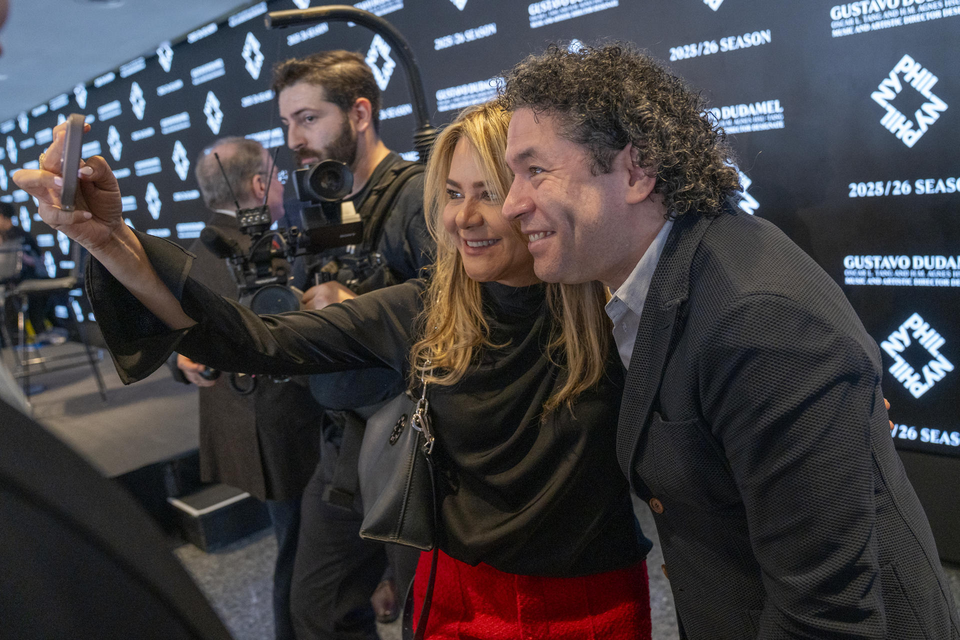 El músico y compositor venezolano, Gustavo Dudamel (d), posa durante una rueda de prensa este martes, en Nueva York (Estados Unidos). EFE/ Angel Colmenares
