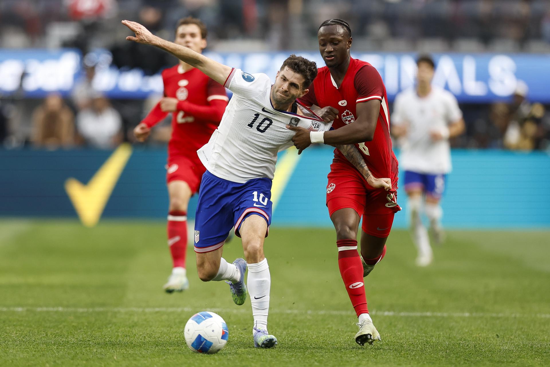 El capitán de la selección de Estados Unidos, Christian Pulisic (i), resiste a cerrada marca de Ismael Kone (d) durante el partido por el tercer puesto de la Liga de Naciones de la Concacaf jugado este domingo en Inglewood (California). EFE/EPA/CAROLINE BREHMAN
