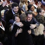 Sean Baker (C) celebra tras ganar el Óscar a Mejor Montaje por Anora durante la 97.ª ceremonia anual de los Premios de la Academia en el Teatro Dolby, en el barrio de Hollywood, Los Ángeles, California, EE.UU. EFE/EPA/ALLISON DINNER