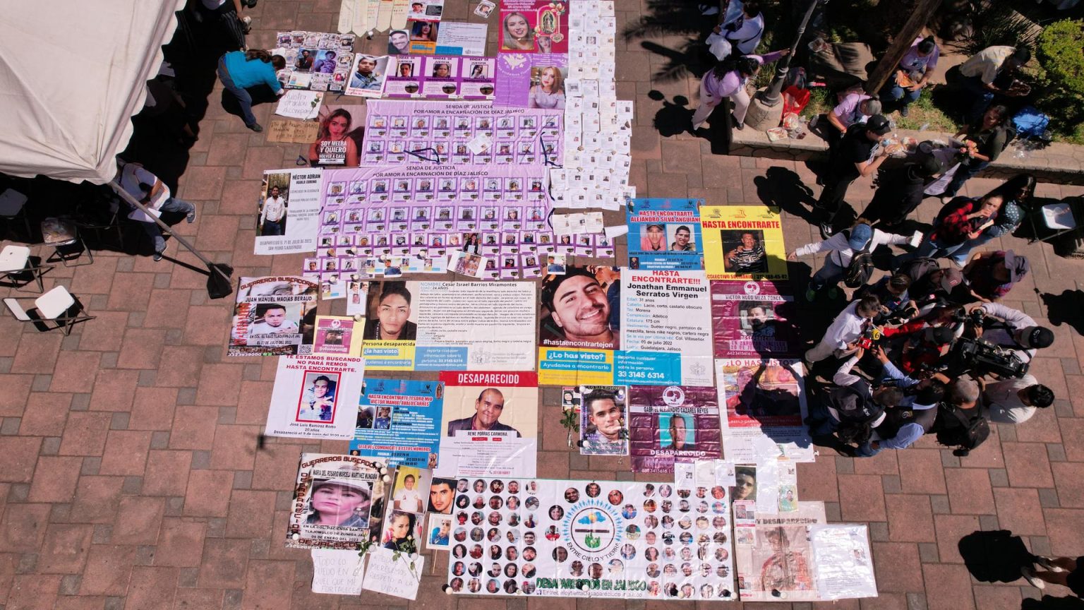 Fotografía aérea donde se observan personas participando de una misa en memoria por los desaparecidos de Teuchitlán en Jalisco (México). Imagen de archivo. EFE/ Francisco Guasco