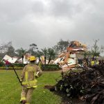 Fotografía cedida por el Departamento de Bomberos del Condado Seminole donde aparece uno de sus agentes mientras observa a una casa destrozada este lunes en Longwood, Florida. EFE/Bomberos del Condado Seminole /SOLO USO EDITORIAL /NO VENTAS /SOLO DISPONIBLE PARA ILUSTRAR LA NOTICIA QUE ACOMPAÑA /CRÉDITO OBLIGATORIO