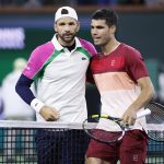 El español Carlos Alcaraz (d) es felicitado por el búlgaro Grigor Dimitrov, al que arrolló este miércoles con doble 6-1, resultado que le ha puesto en cuartos de final de Indian Wells. EFE/EPA/JOHN G. MABANGLO