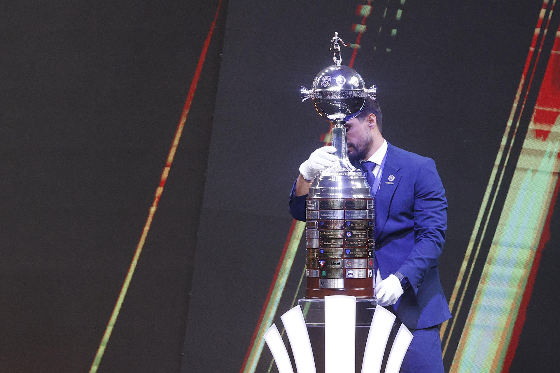 Fotografía del trofeo de la Copa Libertadores que este año recibirá el campeón. EFE/ Juan Pablo Pino
