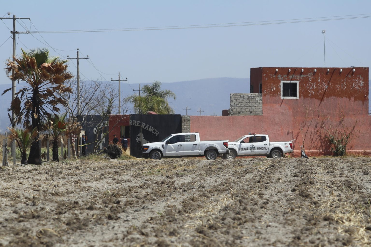 Integrantes de la fiscalía estatal resguardan el Rancho Izaguirre, donde el pasado 5 de marzo de 2025 el colectivo Guerreros Buscadores, localizaron un crematorio clandestino en el municipio de Teuchitlán, Jalisco (México). Imagen de archivo. EFE/ Francisco Guasco