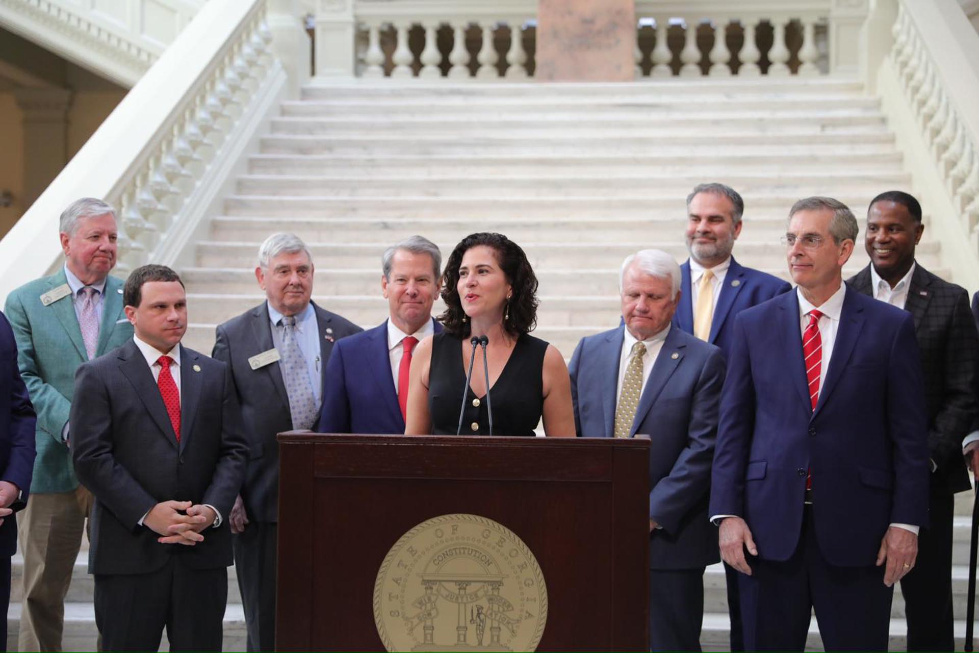 Fotografía publicada por el Gobernador de Georgia donde aparece la nueva comisionada del Departamento de Trabajo del estado, la puertorriqueña Bárbara Rivera Holmes, mientras habla durante una rueda de prensa celebrada el martes 18 de marzo en el Capitolio estatal en Atlanta. EFE/Gobernador de Georgia /SOLO USO EDITORIAL /NO VENTAS /SOLO DISPONIBLE PARA ILUSTRAR LA NOTICIA QUE ACOMPAÑA /CRÉDITO OBLIGATORIO
