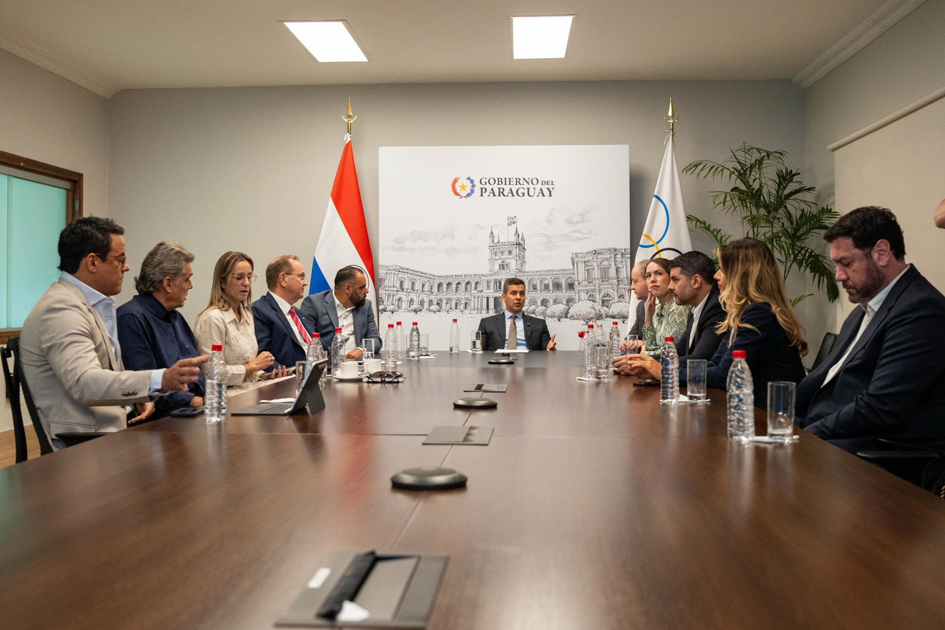 El presidente de Paraguay, Santiago Peña (c), habla este martes en Asunción durante la presentación de la candidatura paraguaya para albergar los Juegos Olímpicos de la Juventud en 2030.EFE/ Presidencia De Paraguay (CRÉDITO OBLIGATORIO)
