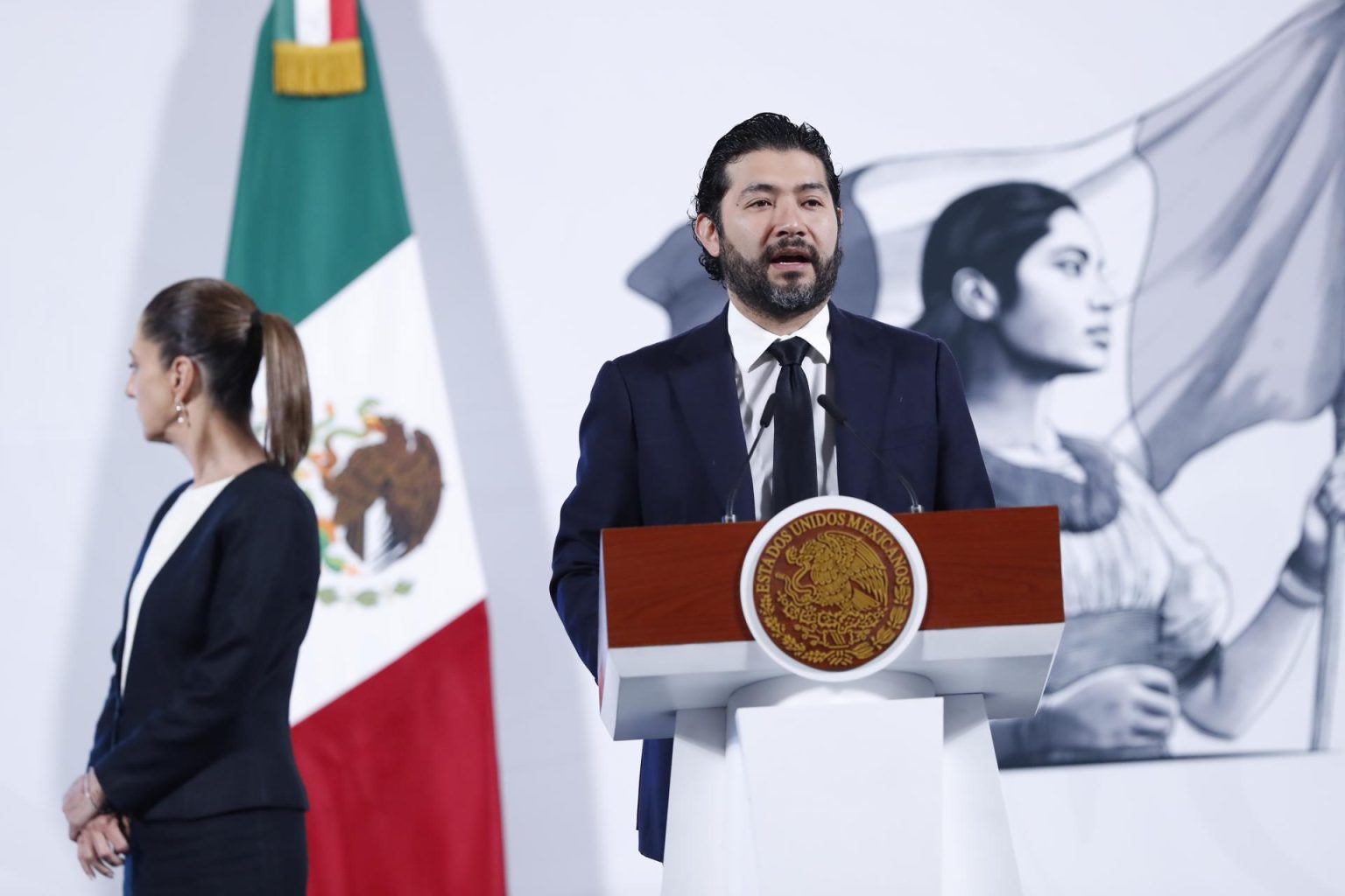 El secretario del Trabajo y Previsión Social, Marath Bolaños, habla durante una rueda de prensa este miércoles, en el Palacio Nacional en Ciudad de México (México). EFE/ Mario Guzmán