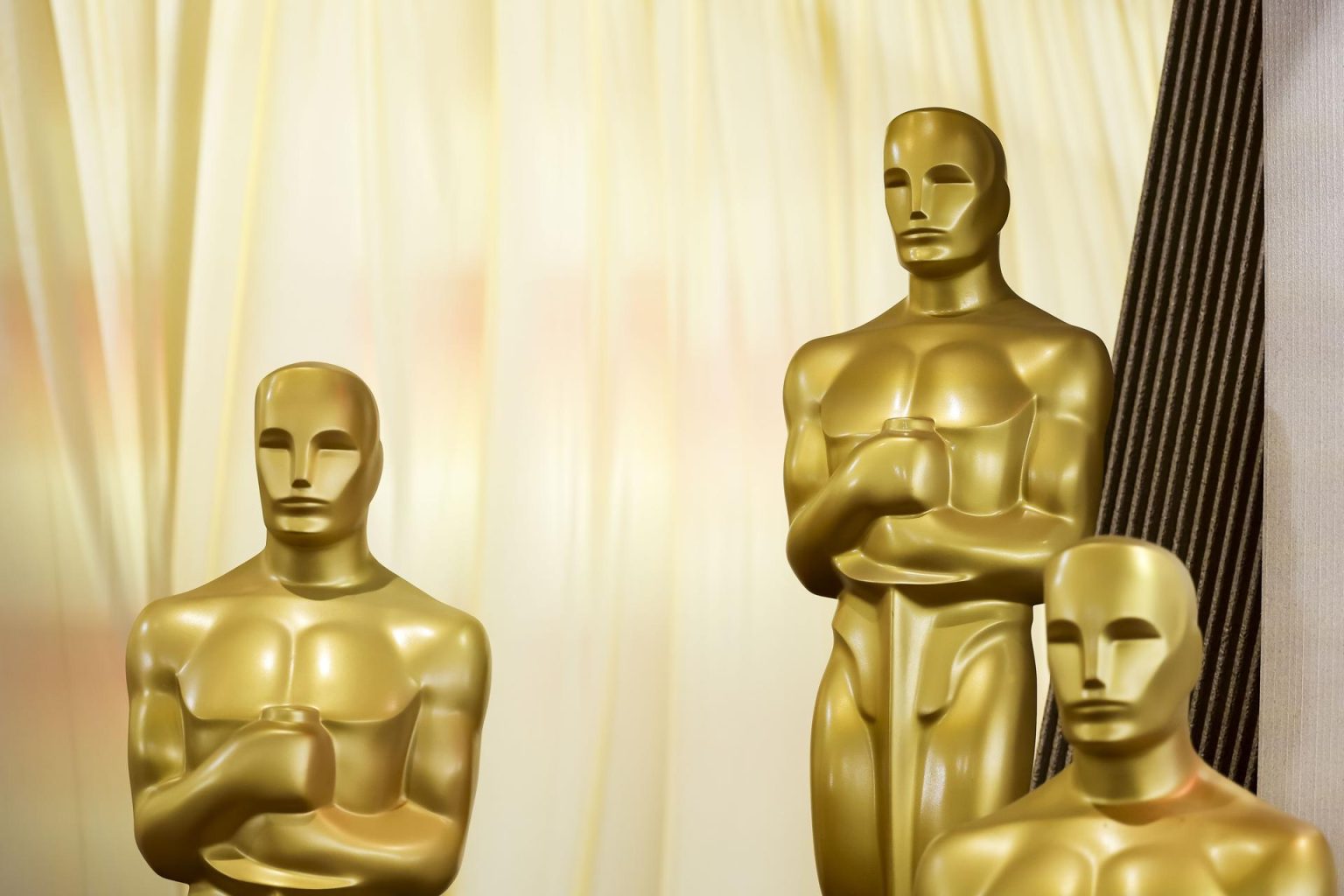 Réplicas de estatuas de los Oscar en la alfombra roja de la 97a ceremonia anual de los Premios de la Academia en el Dolby Theatre en el barrio de Hollywood de Los Ángeles, California, Estados Unidos, 02 de marzo de 2025. EFE/EPA/CAROLINE BREHMAN