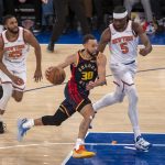 Stephen Curry (c), de los Golden State Warriors, disputa el balón con Mikal Bridges (i), y Precious Achiuwa (d), durante el triunfo ante los New York Knicks en el Madison Square Garden. EFE/ Ángel Colmenares